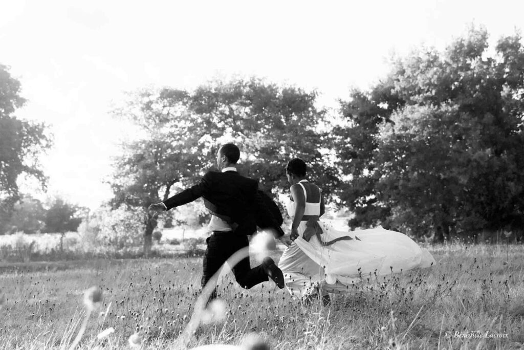 Couple maries courent dans la nature