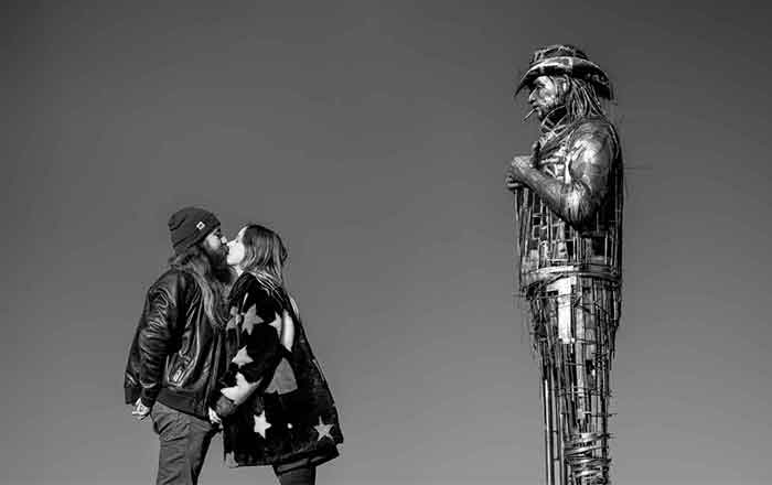 Emeline et Nicolas : Une séance photo grossesse au Hellfest à Clisson.