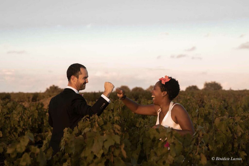 maries jouent dans les vignes