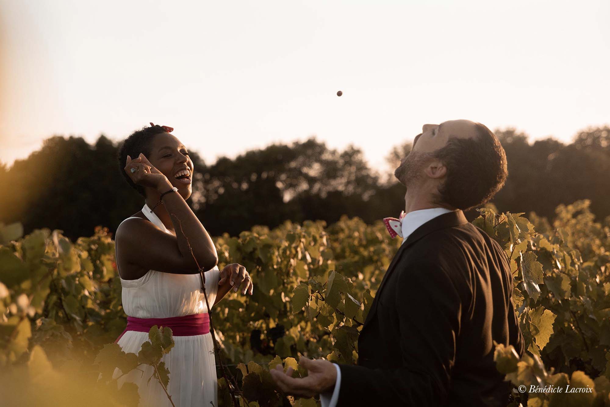 couple maries jouent dans les vignes clisson