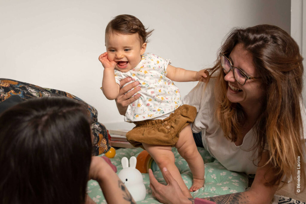 meres et fille jouent et rient photo