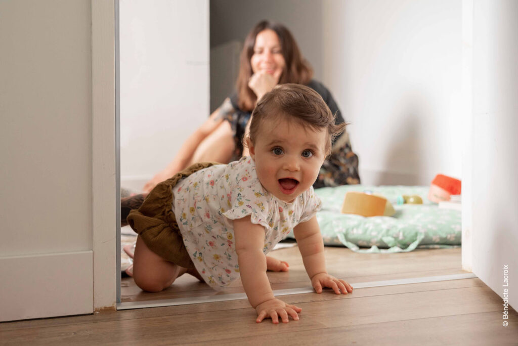 photo spontanée enfant joue