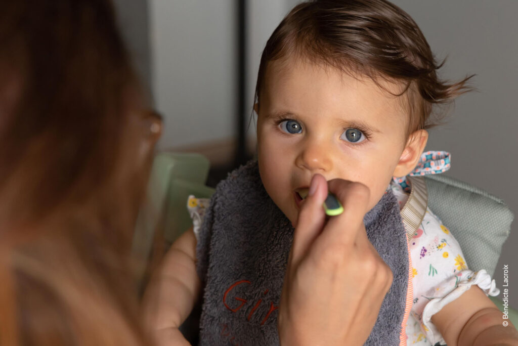 petite fille prend le goûter photo