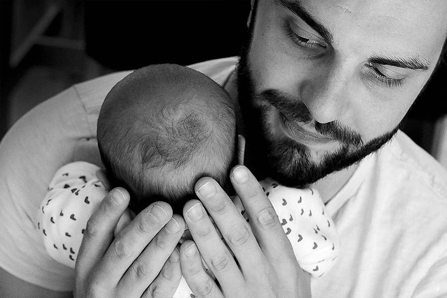 meres et fille jouent et rient photo