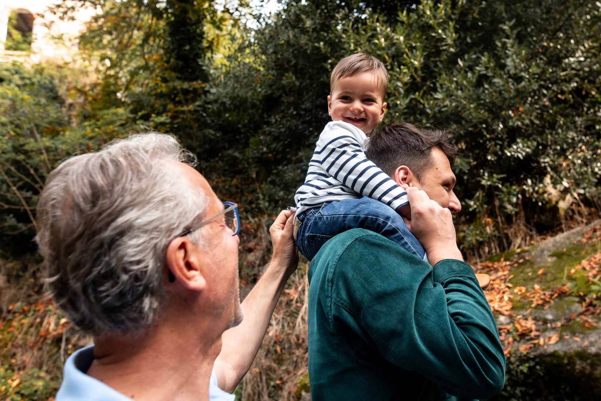 enfant rit grand père clisson