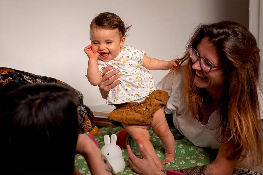 meres et fille jouent et rient photo